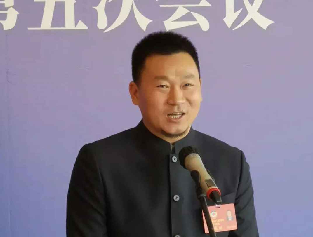 为进一步展示市政协团结、民主、开放、自信的形象，向市民和网友展示政协委员的履职风采，中山市政协十二届五次会议在2月4日上午开幕前开设“委员通道”，市政协委员、QY球友会-中国一站式体育服务官方网站公司总经理陈朝阳走进“委员通道”，回应社会关切的问题。他就如何做好城市应急管理规划的问题进行发言，并回答记者提问。.jpg
